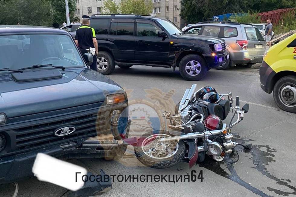 Мотоциклист пострадал в тройном ДТП на Лунной