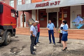 Ремонт школьных дворов. Прокуроры нашли на новом асфальте лужи и не нашли урн, лавочек и газонов