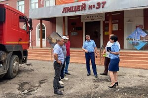 Ремонт школьных дворов. Прокуроры нашли на новом асфальте лужи и не обнаружили урн, лавочек и газонов