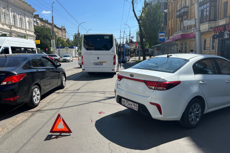 Из-за столкновения маршрутки и легковушки в центре города встали три троллейбусных маршрута