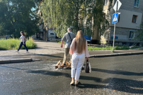 В микрорайоне Стрелка появилась коммунальная река, жители установили «понтон» для прохода
