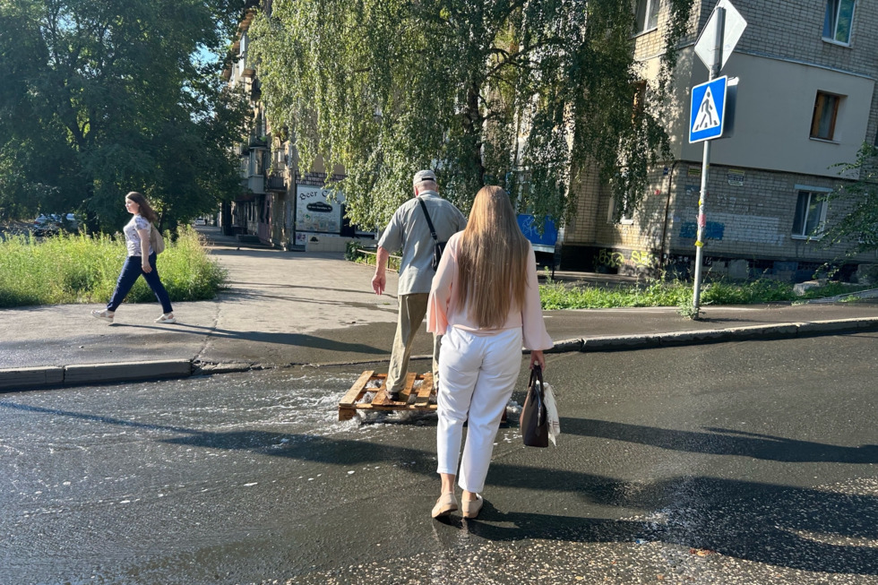 В микрорайоне Стрелка появилась коммунальная река, жители установили «понтон» для прохода