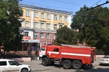 К школе в центре Саратова подъехали пожарные