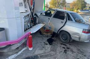 На Политехнической легковушка врезалась в АЗС
