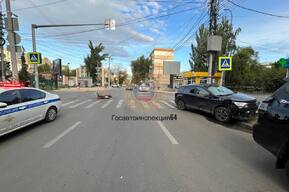 В центре Саратова мотоцикл столкнулся с иномаркой: байкер оказался в больнице