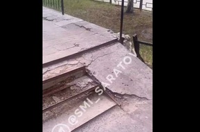 «Дети 1 сентября пойдут и поломают ноги»: саратовчанка возмутилась ужасным состоянием плитки и ступенек перед колледжем