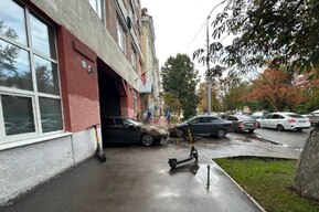 У Театральной площади Lexus сбил электросамокатчика