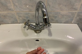 Одна часть горожан осталась без горячей воды, другая — без холодной