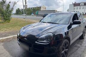 У Пристанного водителя заставили расстаться с Porsche Cayenne: он накопил 500 неоплаченных штрафов