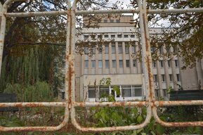 Пустующий роддом в центре Саратова. Министр здравоохранения не назвал точных сроков капремонта и переезда колледжа