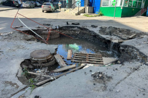 «Какой-то портал в ад»: на 1-й Дачной на протяжении полутора месяцев не могут устранить огромную коммунальную яму