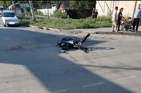 В Заводском районе столкнулись «десятка» и мотоцикл: байкер попал в больницу