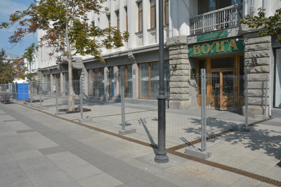 В центре Саратова начинается реставрация ещё одной старинной гостиницы: фасад скоро исчезнет за строительными лесами