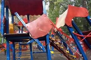 «Ребёнка закопает заживо»: чиновники уже две недели не убирают смертельно опасные конструкции на аллее в Саратове