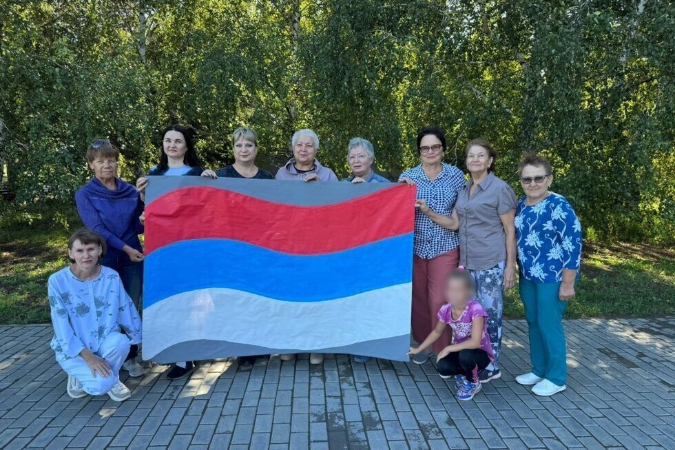 Не докрутили: в одном из районов Саратовской области готовятся отметить День флага, но пока немного путаются в порядке цветов