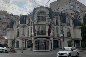 В центре Саратова вслед за элитным трехквартирным особняком через дорогу собираются построить ещё один — двухквартирный (площадку уже зачистили)