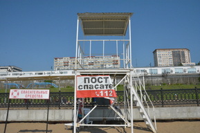 На городском пляже, который мэрия «достойно» содержит, нет спасателей и буйков, зато есть много поломок и грязного песка (фото)