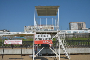 На городском пляже, который мэрия «достойно» содержит, нет спасателей и буйков, зато есть много поломок и грязного песка (фото)