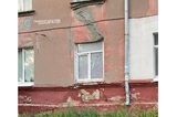 «Трещины такие, что можно руки просовывать к соседям»: жильцы аварийного дома жалуются на невыносимые условия