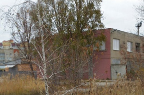 На продажу выставят двухэтажное здание в Энгельсе (кадастровый номер «ведет» к стадиону)