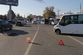 На 3-й Дачной маршрутка сбила самокатчика — мужчина в больнице