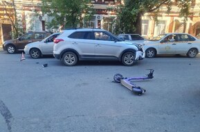 В центре Саратова сбит 14-летний подросток на электросамокате 