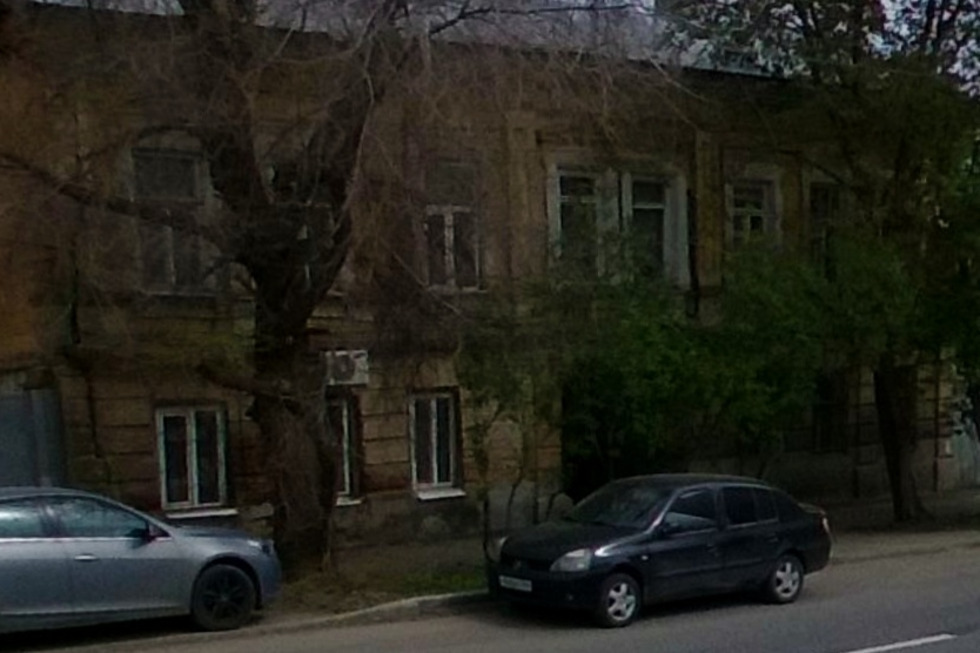 Власти решили снести дом в центре Саратова, на опасность которого жители указывали еще 6 лет назад
