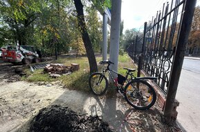 Велосипедистка заехала в Детский парк во время ремонта и попала под колеса спецтехники