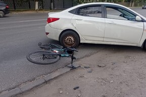 Возле отделения полиции в Саратове сбили велосипедиста 
