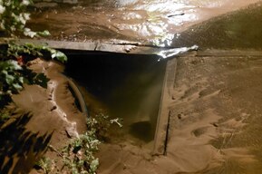«Ничего не видно, грязь, все залито водой, а под ней ямы с острыми камнями»: жители Саратова жалуются на жуткое состояние дворов и улиц
