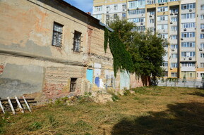 «Может случиться катастрофа»: жители аварийного дома-памятника в центре Саратова опасаются не дожить до расселения, если начнется застройка соседнего участка