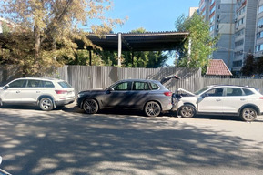 Китайская иномарка врезалась в припаркованные машины: два человека в больнице