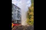 Во дворе дома забил коммунальный фонтан высотой в несколько этажей