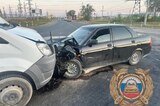 Лобовое столкновение: «Лада Приора» с молодым водителем влетела в грузовик