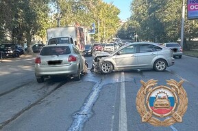 Одна Toyota сбила велосипедиста, а в другую врезался Ford