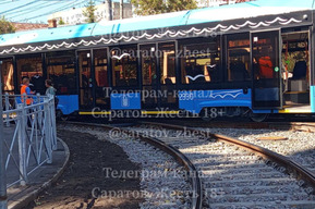 Передние колёса пошли по одному маршруту, задние — по другому: в Саратове запущенный новый трамвай остановил другой электротранспорт 
