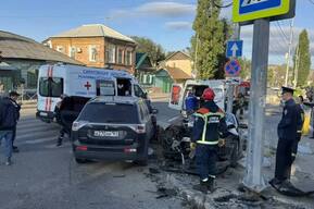 Авария на оживленном перекрестке в Саратове: есть пострадавшие