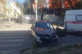 В центре Саратова BMW столкнулся с «Грантой»: пострадали три человека