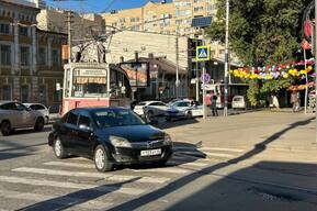 Из-за столкновения трамвая и иномарки в центре города остановился электротранспорт 