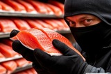 Рецидивист из Энгельса спрятал красную рыбу за пазуху и выбежал из магазина