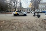 Электровелосипедист травмировался в аварии с такси на улице Хользунова