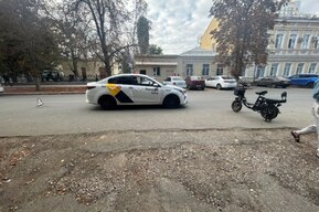 Электровелосипедист травмировался в аварии с такси на улице Хользунова