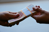 Гендиректор организации передал взятку начальнику фирмы по транспортировке нефти: возбуждены уголовные дела