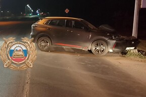 В Энгельсе легковушка врезалась в металлический столб