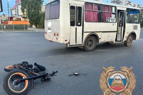 Электровелосипед столкнулся с автобусом, мотоциклист врезался в дерево