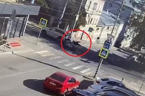 Опубликована видеозапись аварии в центре Саратова с несовершеннолетними мотоциклистами и внедорожником Tank