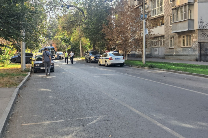 В центре Саратова столкнулись две иномарки: движение парализовано, остановились троллейбусы