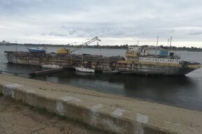 «Порежут и все»: в Балаково разгорается скандал из-за баржи, на которой разместился детско-юношеский яхт-клуб