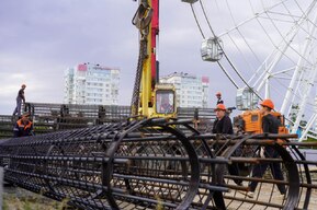 В центральном парке культуры и отдыха начали строить самое большое вантовое колесо обозрения в России (но не в Саратове)