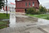 В центре Саратова система автополива с лета заливает пешеходную дорожку